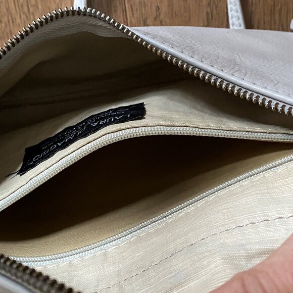 Petit sac en cuir gris pâle/taupe avec bandoulière et dragonne - Picture 5 of 5